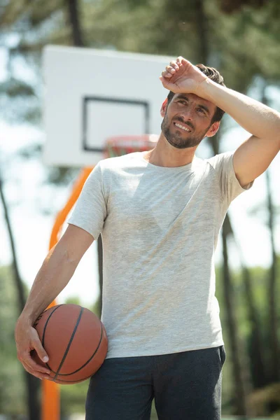 Basketballspieler Ist Müde Vom Spielen — Stockfoto
