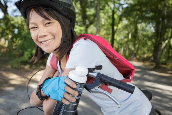 Jovem Mulher Bebendo Água Bicicleta — Fotografia de Stock