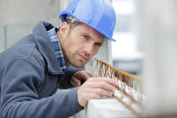 Een Man Werkend Metalen Structuur — Stockfoto