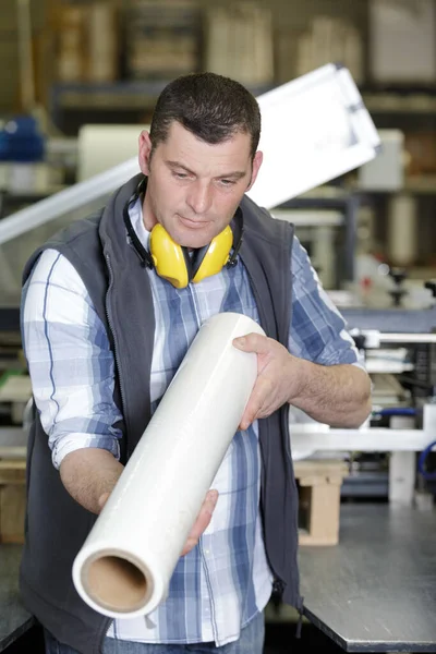 Industriearbeiter Überprüft Papierrolle — Stockfoto