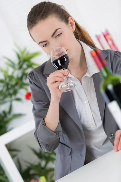 Güzel Genç Bir Kadın Restoranda Şarap Tadıyor Gülümsüyor — Stok fotoğraf