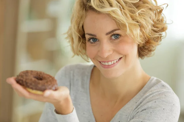 Щаслива Жінка Любить Пончики — стокове фото