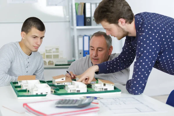 Studenten Zeigen Das Architekturmodell — Stockfoto