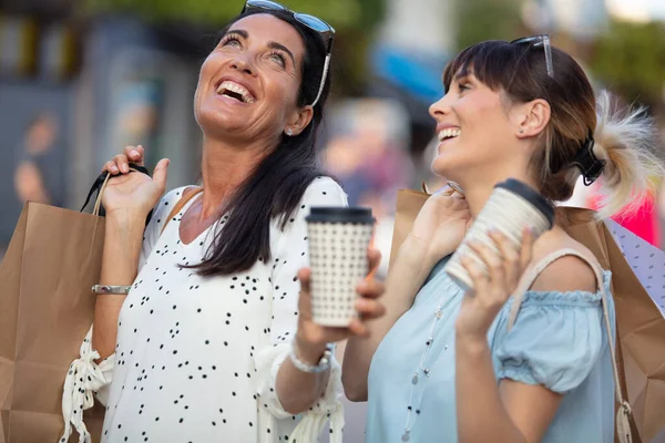 Retrato Duas Mulheres Felizes Com Sacos Compras — Fotografia de Stock