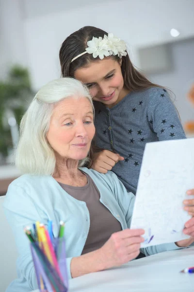 奶奶和孙女在做作业 — 图库照片