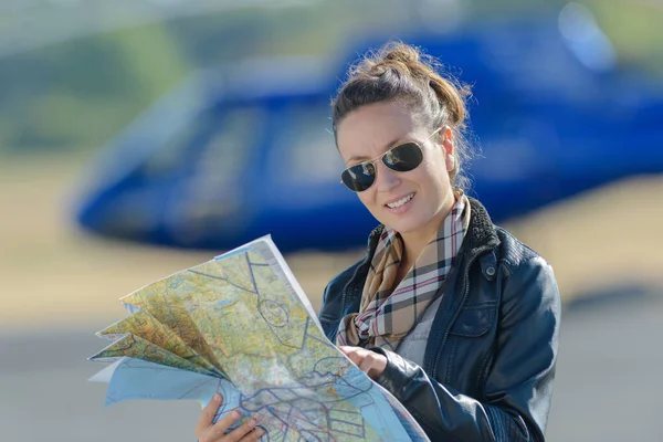 Pilota Donna Con Mappa Cabina Pilotaggio Aereo — Foto Stock