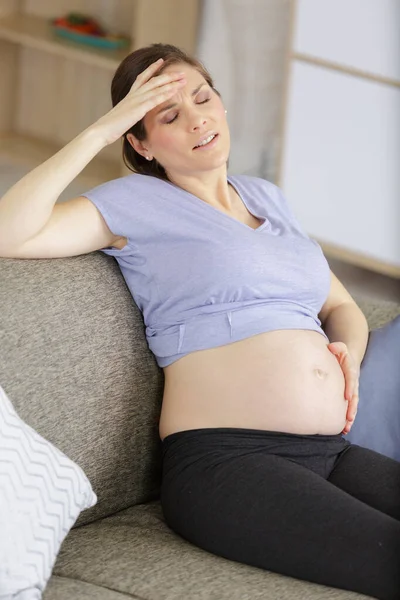 Schwangere Mit Hand Auf Der Stirn Leidet Unter Kopfschmerzen — Stockfoto