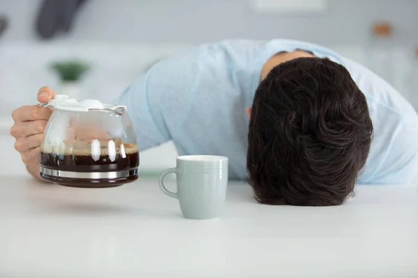 朝家にコーヒーを注ぐ眠い男は — ストック写真