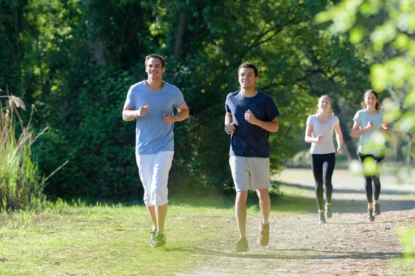 Gente Corriendo Por Sendero Forestal Primavera Árboles Verdes — Foto de Stock