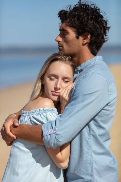 Casal Emocional Abraço Praia — Fotografia de Stock