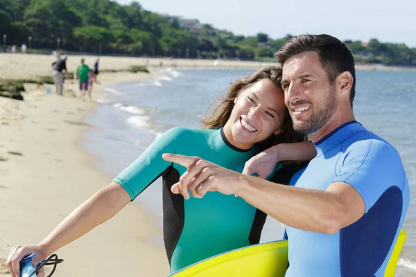 Couple Surf Sur Plage Pointant Loin — Photo