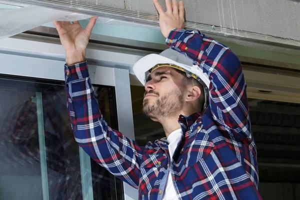 Worker Works Roof — Stock Photo, Image