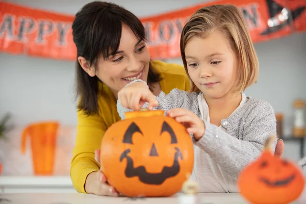 母と娘はハロウィーンのためにカボチャを準備します — ストック写真