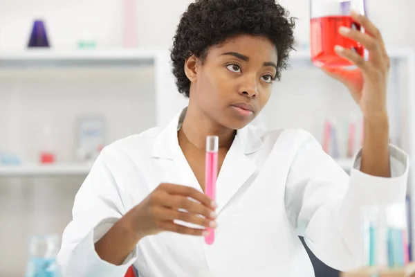 Female Scientist Holding Beaker Examine Liquid — Stock Photo, Image