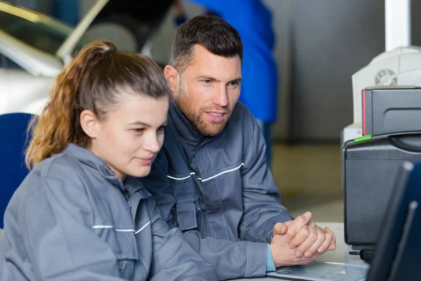 Mann Und Junge Frau Overalls Schauen Auf Bildschirm — Stockfoto