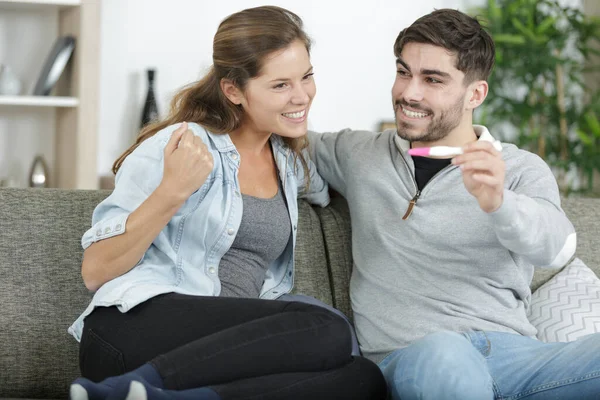 Mujer Embarazada Feliz Con Prueba Embarazo Positiva —  Fotos de Stock