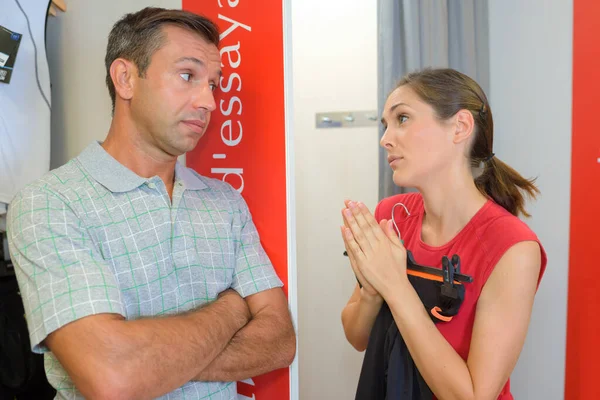 Paar Paskamer Van Winkel Vrouw Bedelen Haar Man — Stockfoto