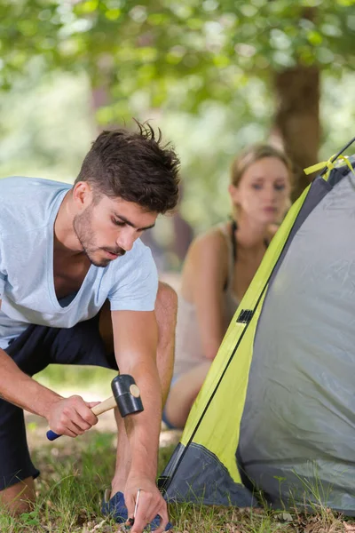 Man Hameren Tentpennen Grond — Stockfoto