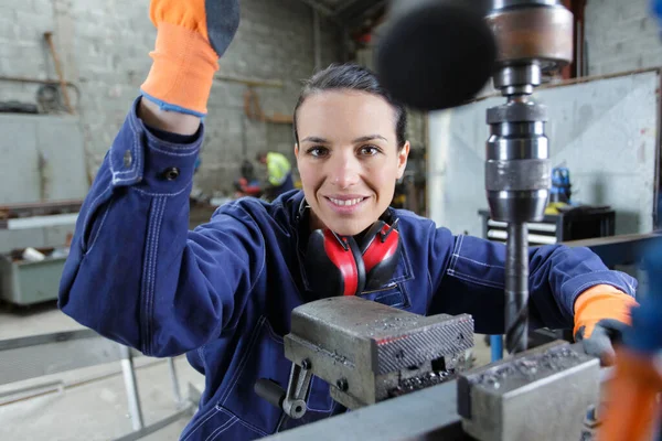 Šťastný Mechanický Učeň Pracující Fréze — Stock fotografie