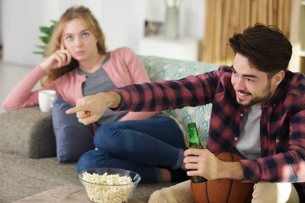 Fille Ennuie Tandis Que Son Petit Ami Regarde Basket Télévision — Photo