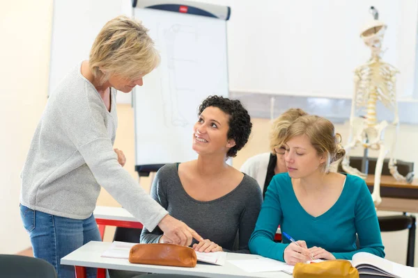 Porträtt Studenter Biologiklass — Stockfoto