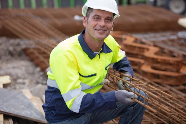 Trabalhador Construção Civil Estaleiro Construção Que Monta Obras Falsas — Fotografia de Stock