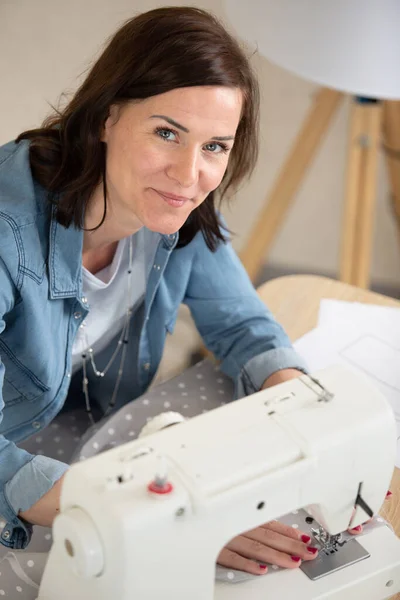 Portrait Une Couturière Travaillant Dans Son Atelier Couture — Photo