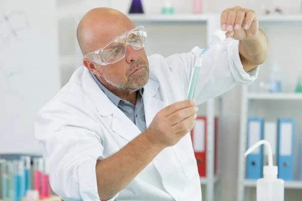 Männlicher Wissenschaftler Medizinischen Labor Beim Füllen Von Reagenzgläsern — Stockfoto