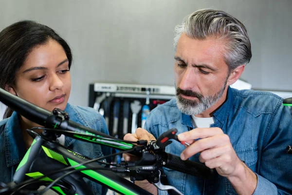 Assemblare Dimostrazione Una Bicicletta — Foto Stock