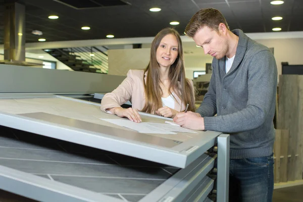 Paar Liest Ein Vertragsdokument — Stockfoto