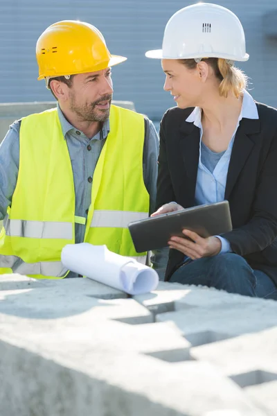 Ingenieur Manager Und Frau Treffen Sich Draußen — Stockfoto