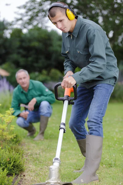 Närbild Man Gräsklippare Klippa Gräs — Stockfoto