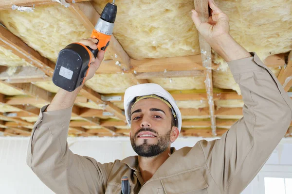 Hombre Está Perforando Techo — Foto de Stock