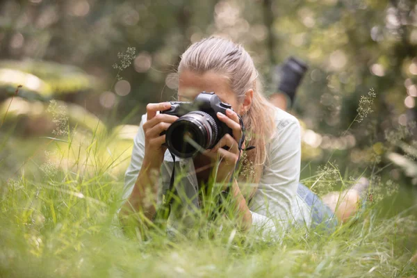 Vrouwelijke Fotograaf Liggend Het Gras — Stockfoto