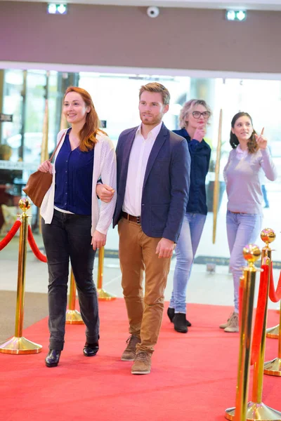 Retrato Casal Entrando Lobby Cinema — Fotografia de Stock