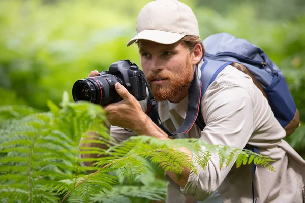 Jonge Man Wandelen Tussen Bomen Het Nemen Van Foto — Stockfoto