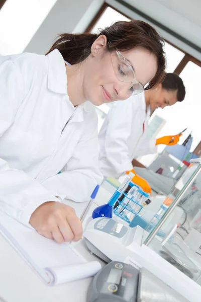 Concepto Mujeres Que Realizan Experimento — Foto de Stock