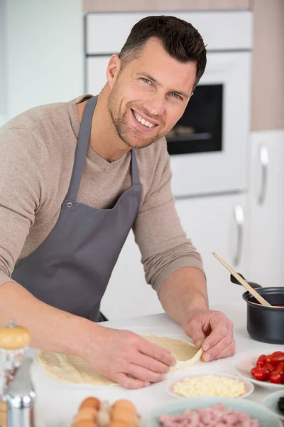 Uomo Che Prepara Una Pizza Mette Gli Ingredienti Sulla Pasta — Foto Stock