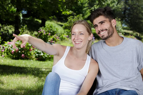 Lächelndes Paar Garten — Stockfoto