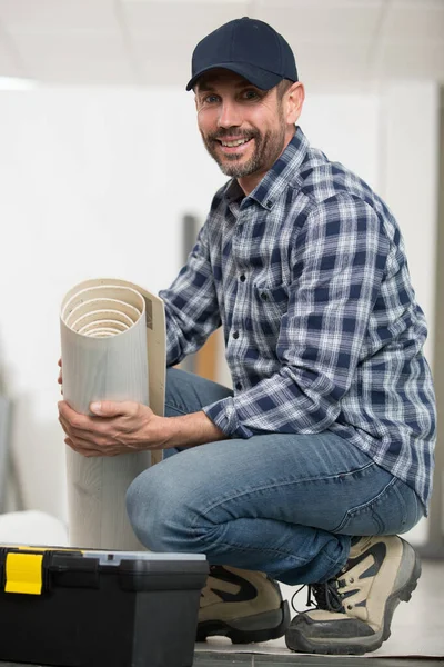 Trabalhador Está Segurando Papel Parede Branco Rolo — Fotografia de Stock