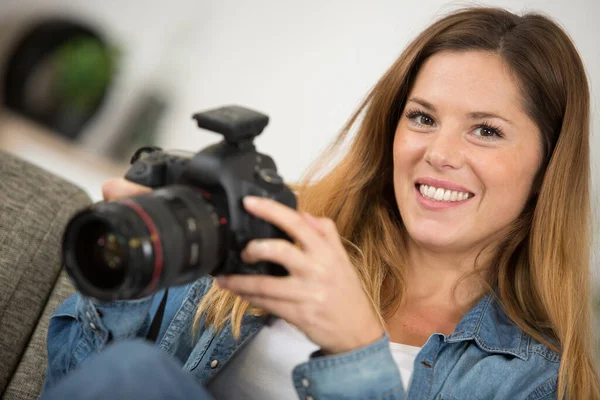 Blond Meisje Opname Video Voor Blog — Stockfoto