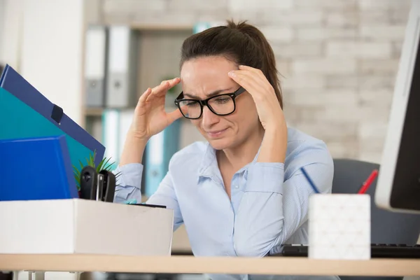 Estresado Oficina Mujer Negocios Mediana Edad Con Exceso Trabajo — Foto de Stock