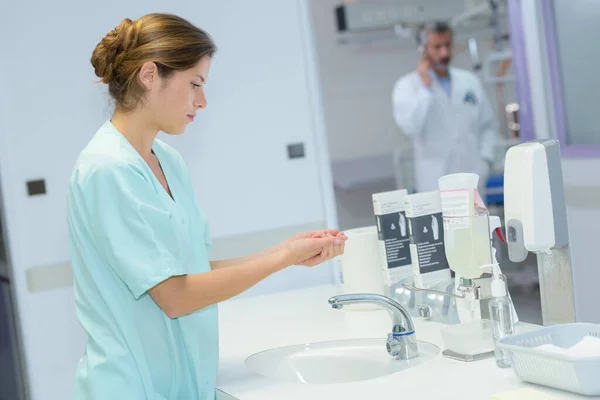 Junge Schöne Krankenschwester Wäscht Hände — Stockfoto