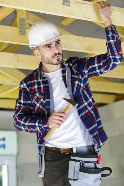Constructor Hombre Está Trabajando Vigas —  Fotos de Stock