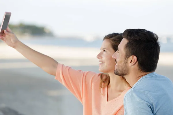 Paar Liefde Het Nemen Van Selfies Buiten — Stockfoto