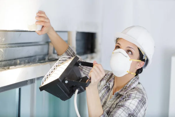 Mulher Construtor Hardhat Inspecionando Condição Teto — Fotografia de Stock