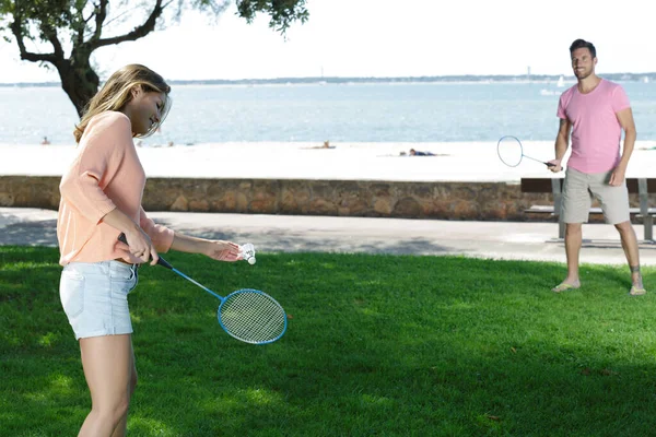 在公园打羽毛球的年轻夫妇 — 图库照片