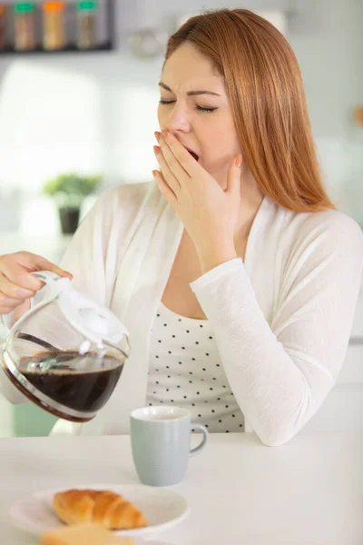 Sonnolenta Stanca Ragazza Con Brutto Risveglio — Foto Stock