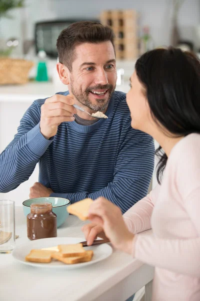 Pareja Compartiendo Desayuno Pareja — Foto de Stock