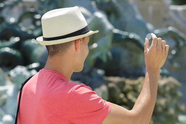 Glad Man Trowing Mynt Vid Fontänen — Stockfoto